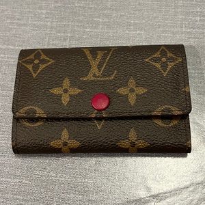 EUC Louis Vuitton Multicles 6 in Fuschia